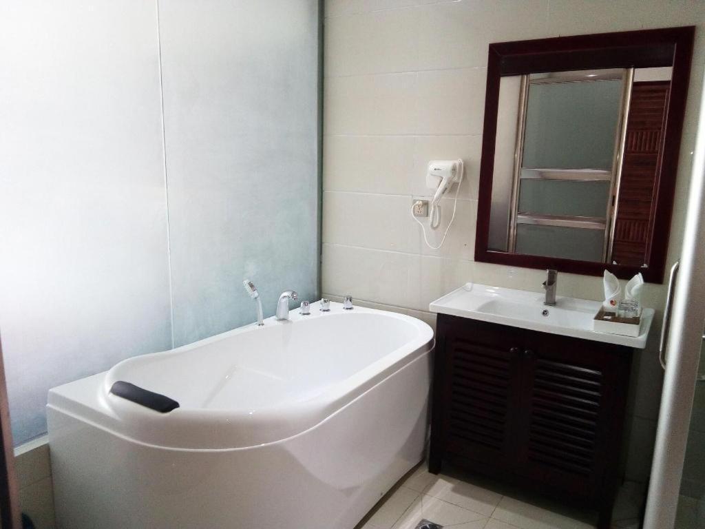 Xishuangbanna Hotel Managed By Xandria Hotel Luang Prabang Exterior foto